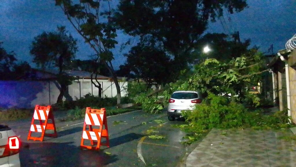 temporal-provoca-estragos-em-varios-bairros-de-divinopolis;-veja-os-videos