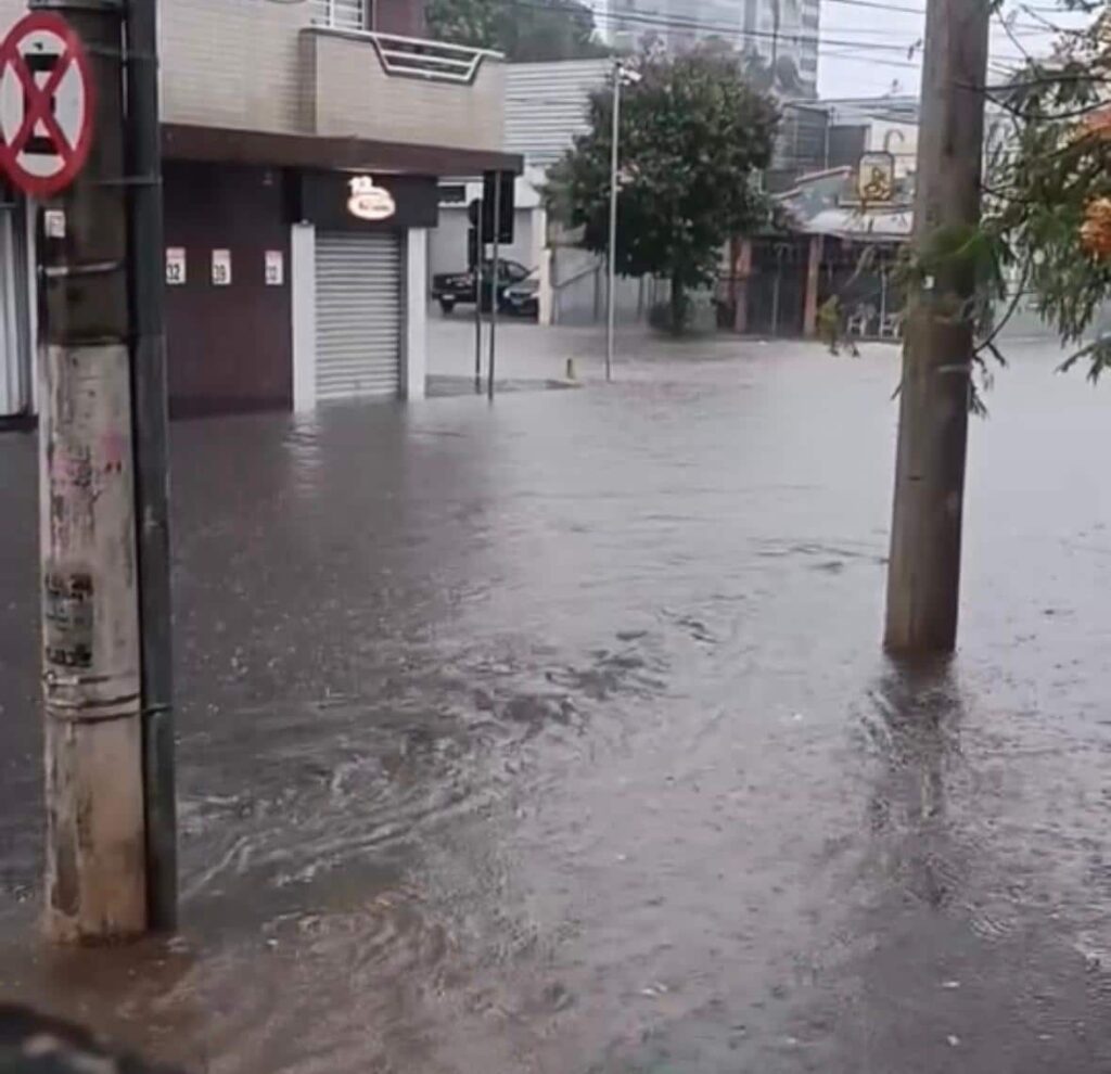atendimento-do-servico-municipal-do-luto-e-suspenso-apos-alagamento-em-divinopolis;-veja-o-video