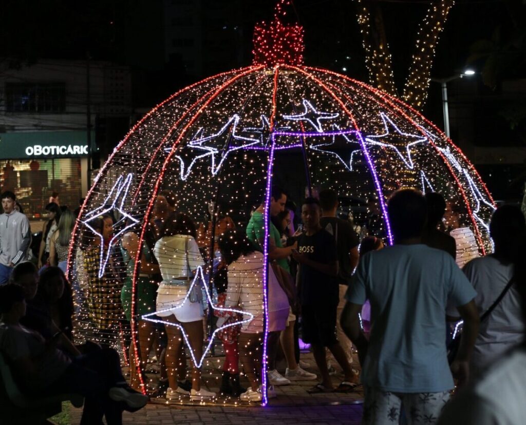 itauna-acende-a-“fantastica-cidade-do-natal”-e-primeira-noite-arrasta-multidao-ao-centro-com-musica,-luzes-e-emocao
