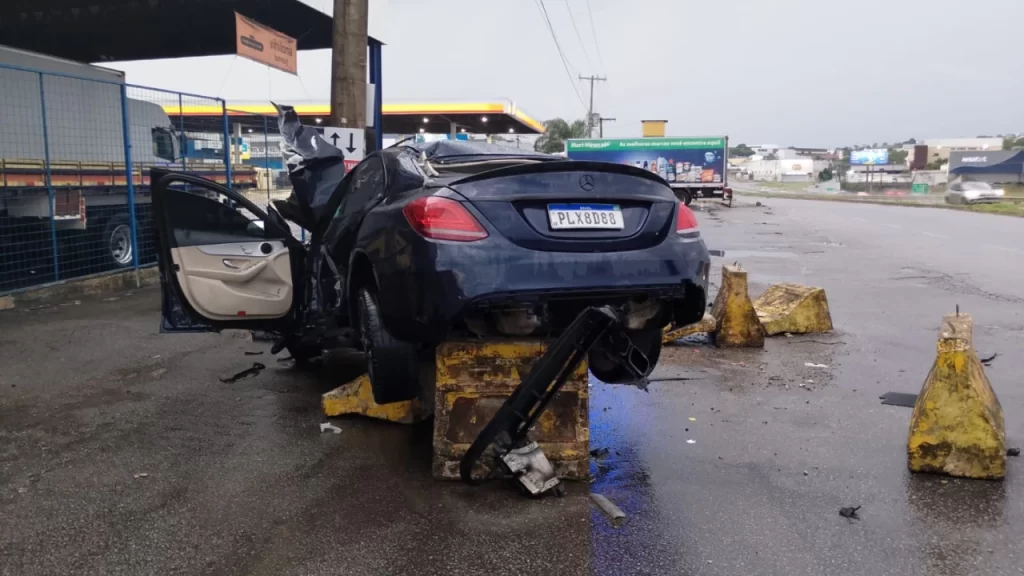 mercedes-aquaplana-e-capota-em-barreira-apos-chuva-em-divinopolis