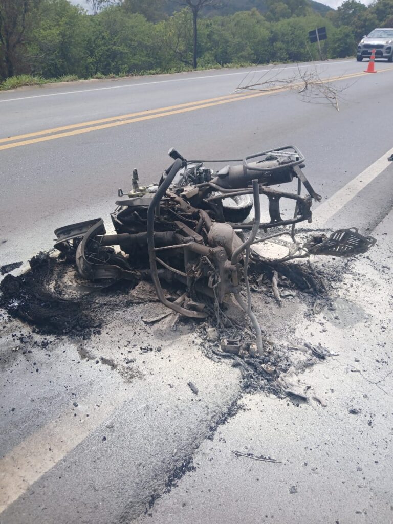 motociclista-morre-apos-bater-de-frente-com-carreta-na-br-354-em-formiga