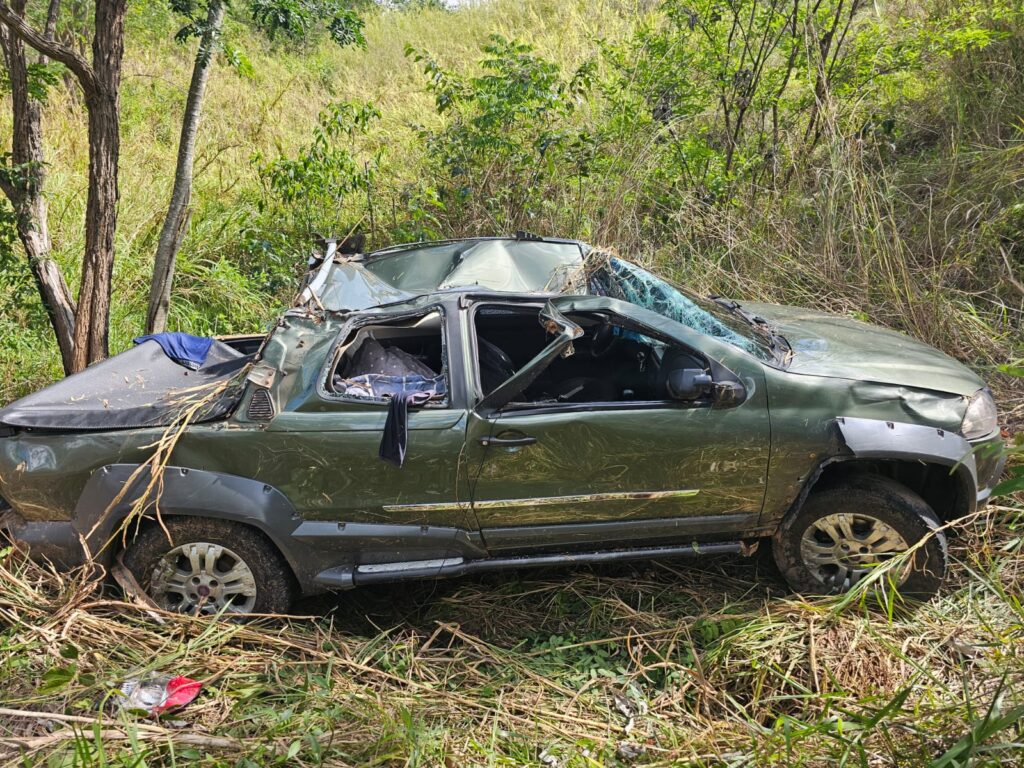 motorista-e-encontrado-morto-apos-carro-cair-em-abismo-na-mg-431-em-itauna
