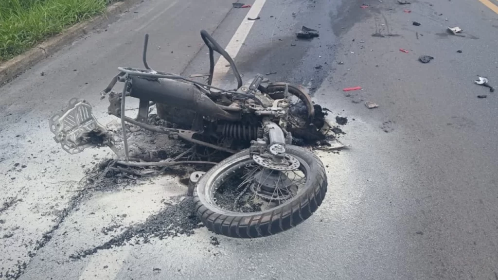 moto-invade-contramao,-pega-fogo-e-jovem-morre-na-br-354-em-formiga