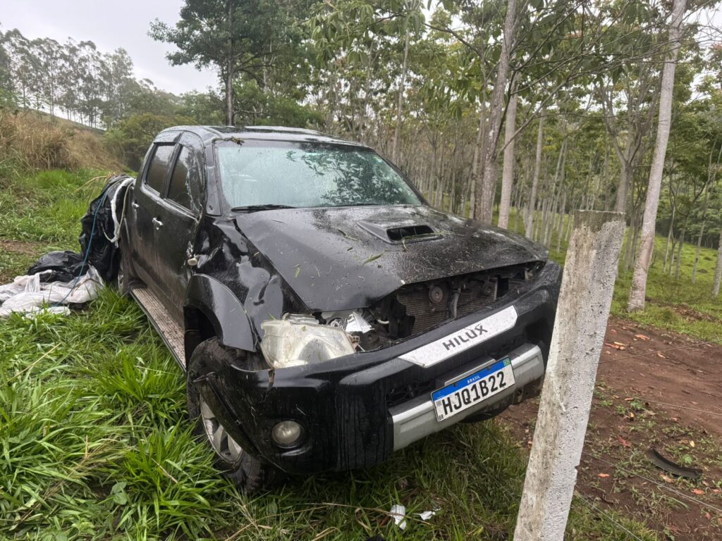 caminhonete-capota-na-mg-050-e-condutor-sofre-ferimentos-leves-em-pedra-do-indaia