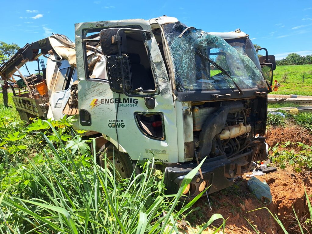 colisao-frontal-deixa-idoso-morto-e-seis-feridos-na-mg-050-em-pimenta