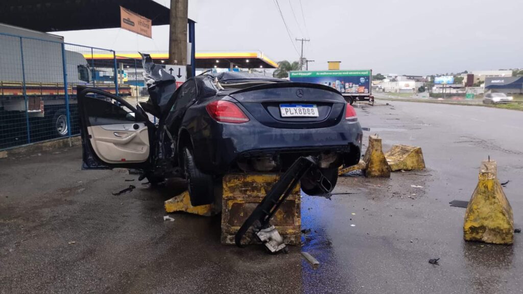 carro-capota-apos-aquaplanar-na-mg-050-e-jovem-de-20-anos-fica-ferido-em-divinopolis