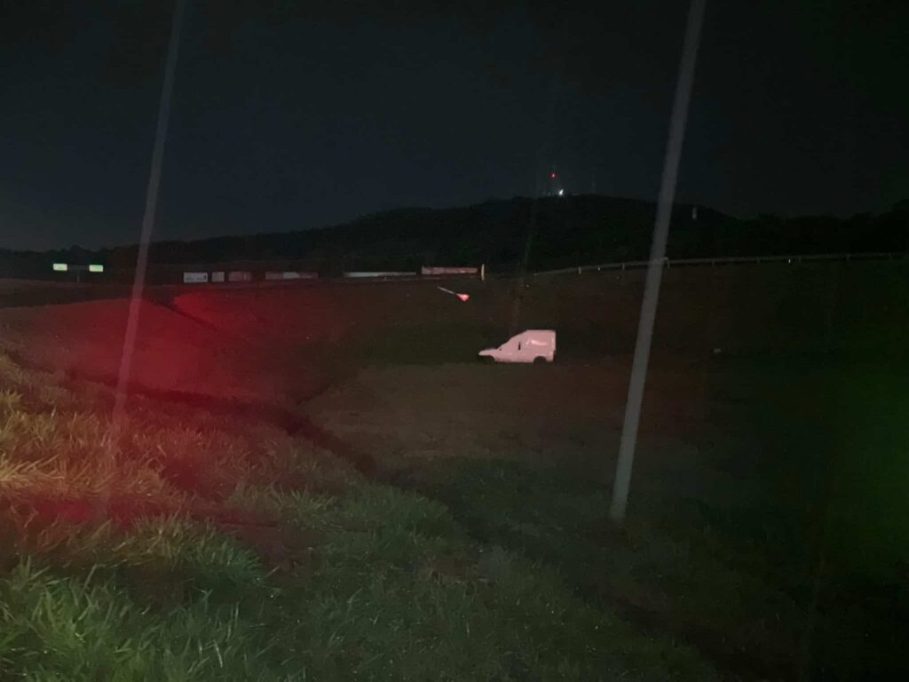 carro-sai-da-pista-e-atinge-sinalizacao-apos-aquaplanar-na-mg-431-em-itauna