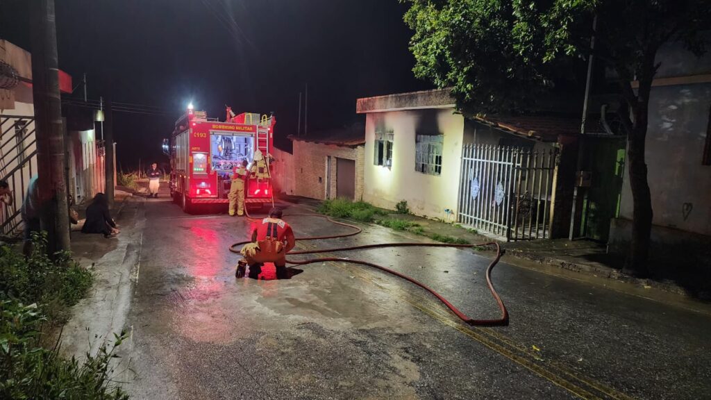 incendio-destroi-residencia-em-araujos-e-bombeiros-realizam-combate-e-rescaldo