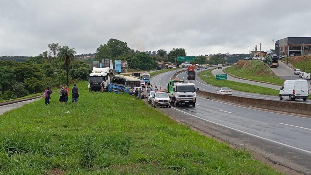 colisao-entre-carreta,-onibus-e-carro-deixa-uma-pessoa-ferida-na-mg-050;-veja-o-video