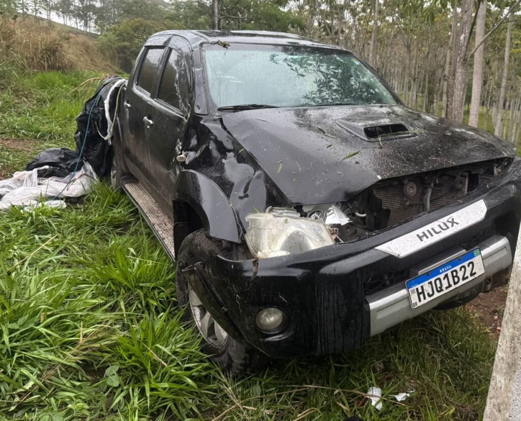 hilux-capota-na-mg-050,-em-pedra-do-indaia,-e-motorista-e-resgatado-pelo-corpo-de-bombeiros