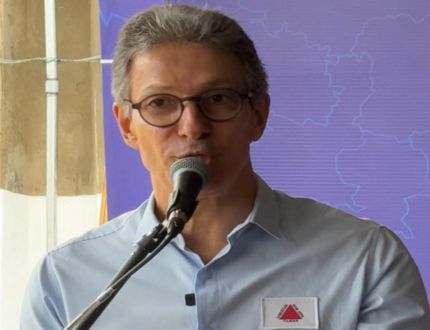 em-divinopolis,-zema-inaugura-gasoduto-da-gasmig-e-dispara-criticas-as-estatais-e-politicos-contrarios-as-privatizacoes