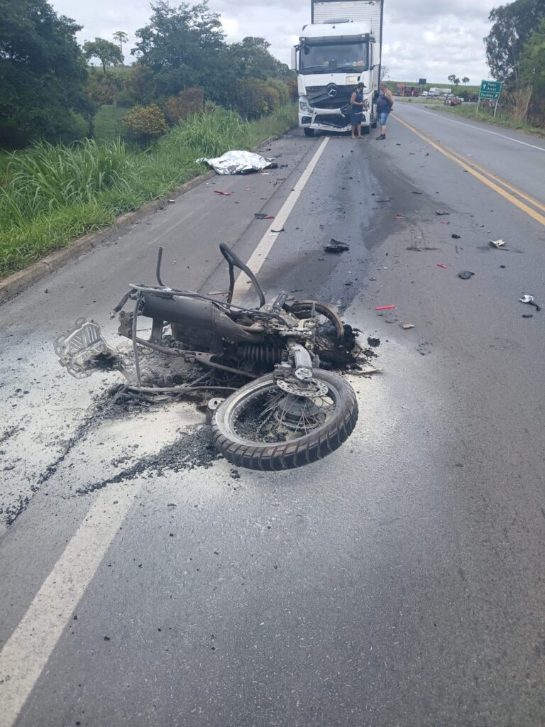 jovem-de-19-anos-morre-apos-moto-pegar-fogo-em-colisao-frontal-na-br-354,-em-formiga
