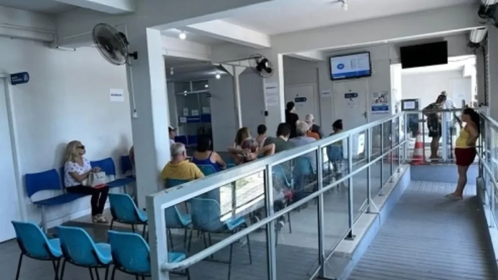 chuvas-danificam-telhado-e-suspendem-atendimento-na-farmacia-central-em-divinopolis