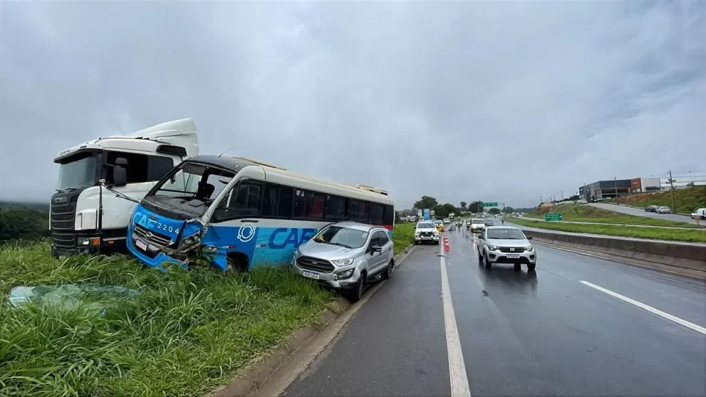 condutor-sofre-ferimentos-leves-apos-acidente-envolvendo-tres-veiculos-na-mg-050,-em-divinopolis