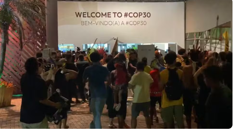 protesto-na-cop30-deixa-segurancas-feridos-e-bloqueia-saida-na-blue-zone