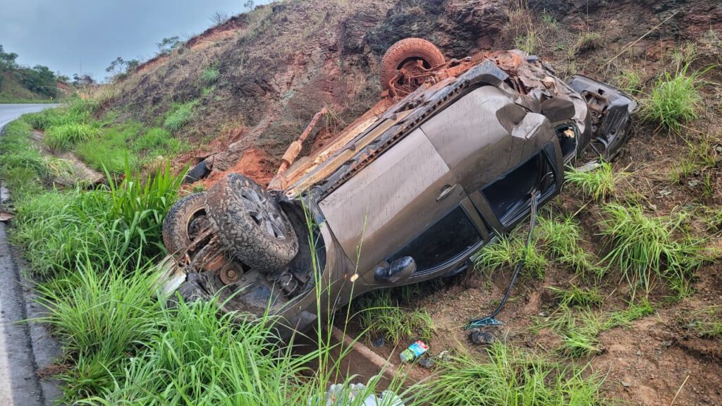 duster-capota-apos-aquaplanar-e-atingir-saveiro-na-br-354-em-corrego-danta