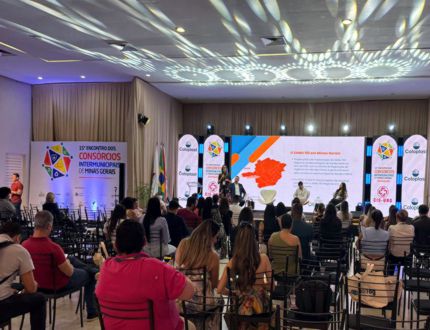 gleidson-azevedo,-prefeito-de-divinopolis,-transforma-‘encontro-de-consorcios’-em-crise,-ataca-cisvi-e-ainda-usa-versiculo-biblico-para-justificar-comportamento