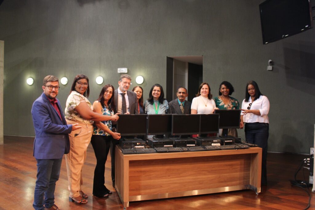 governo-de-minas-entrega-smartphones-e-computadores-para-os-902-conselhos-tutelares-do-estado