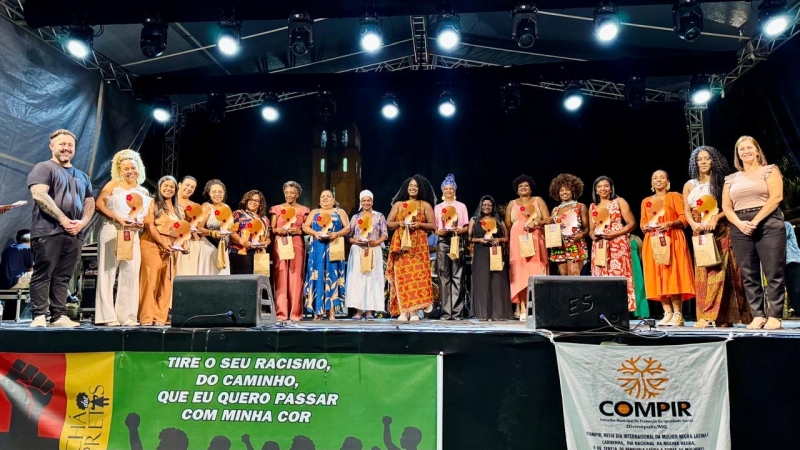 divinopolis-celebra-a-forca-da-mulher-negra-em-noite-de-emocao,-cultura-e-resistencia-no-santuario