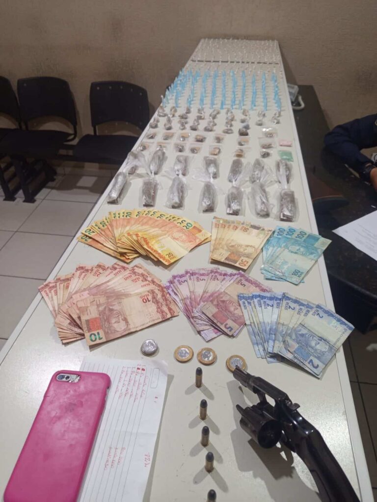 homem-e-preso-com-mais-de-600-porcoes-de-drogas-e-arma-de-fogo-no-bairro-planalto-em-nova-serrana