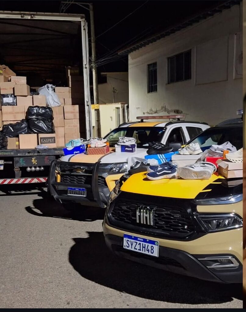 operacao-da-pmmg-apreende-caminhao-com-5.500-pares-de-calcados-e-motorista-e-preso-na-br-494-em-oliveira