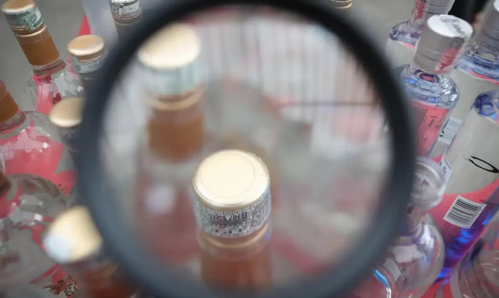 brasil-registra-16-mortes-confirmadas-por-intoxicacao-por-metanol,-aponta-ministerio-da-saude