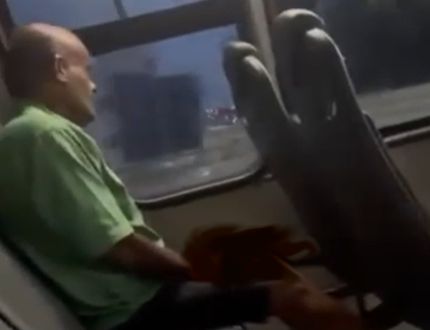 homem-e-flagrado-se-masturbando-dentro-de-onibus-de-linha-urbana-em-divinopolis-e-causa-revolta-entre-passageiros
