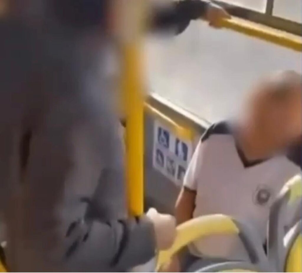 adolescente-e-apreendida-apos-agressao-dentro-de-onibus-do-transporte-coletivo-em-formiga;-veja-o-video