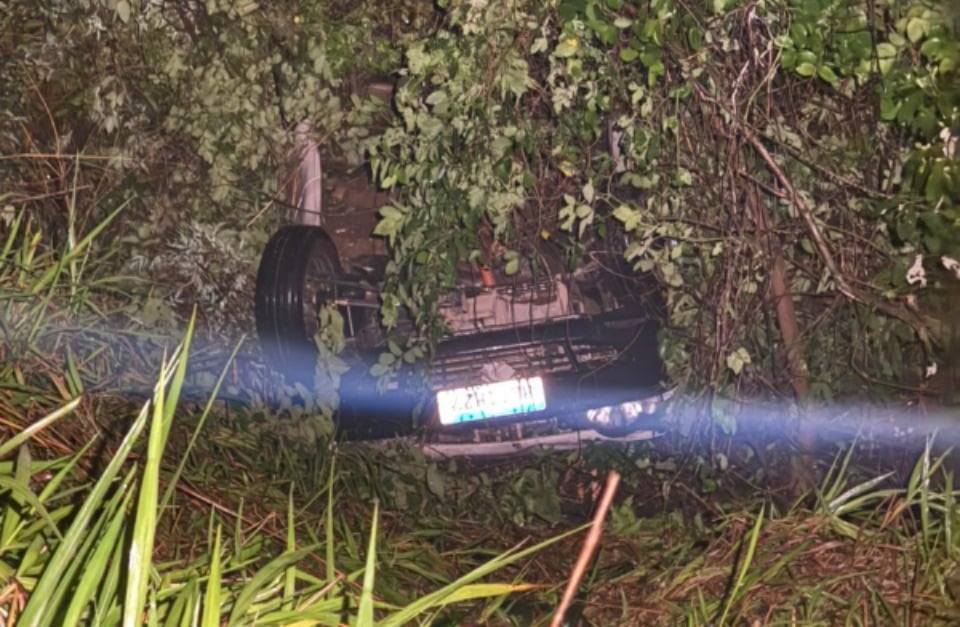 condutor-capota-caminhonete-apos-aquaplanagem-na-br-354-em-formiga