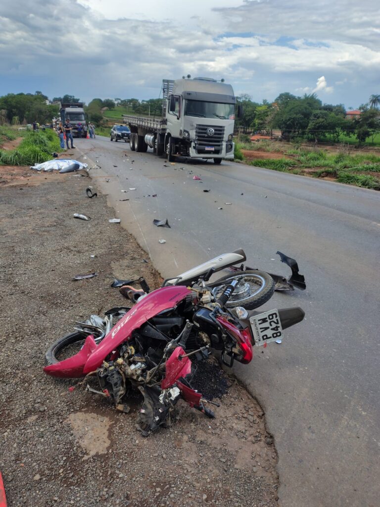 motociclista-morre-em-colisao-frontal-com-caminhao-na-mg-170-em-lagoa-da-prata
