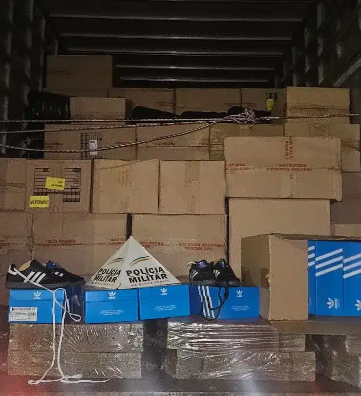 mais-de-cinco-mil-pares-de-calcados-falsificados-avaliados-em-r$-500-mil-sao-apreendidos-na-br-494-em-oliveira