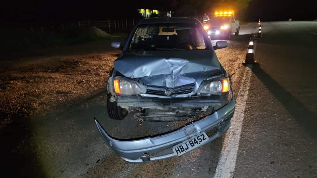 conversao-proibida-provoca-colisao-entre-caminhao-e-corsa-na-mg-050-em-formiga