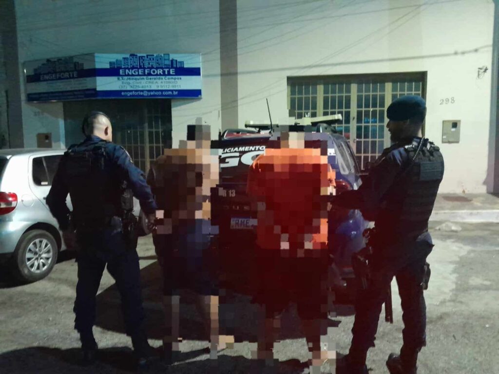 dupla-e-presa-por-trafico-durante-operacao-da-guarda-civil-municipal-no-bairro-romeu-duarte,-em-nova-serrana