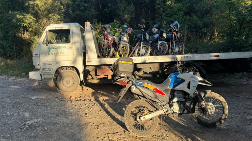 pm-prende-cinco-pessoas-e-encerra-“rolezinho-do-grau”-com-rachas-e-manobras-perigosas-em-condominio-de-divinopolis