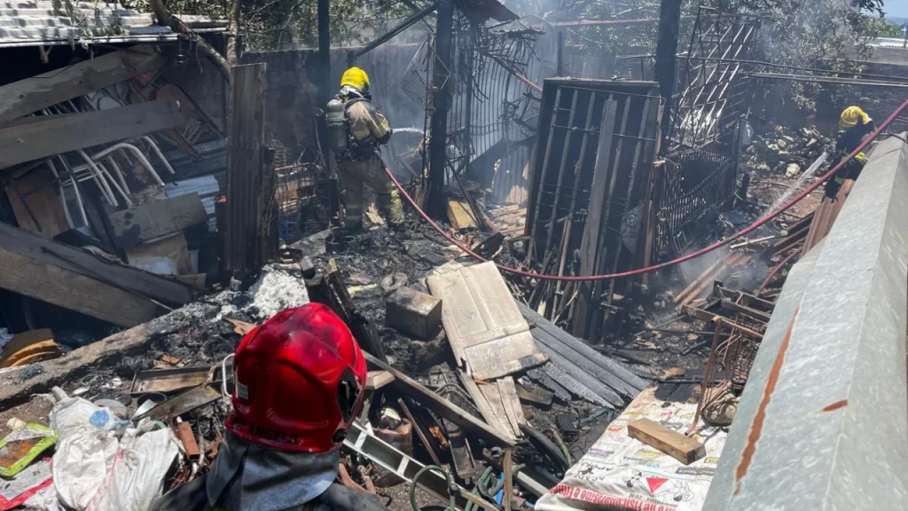 incendio-atinge-quintal-de-residencia-no-jardim-das-acacias,-em-divinopolis