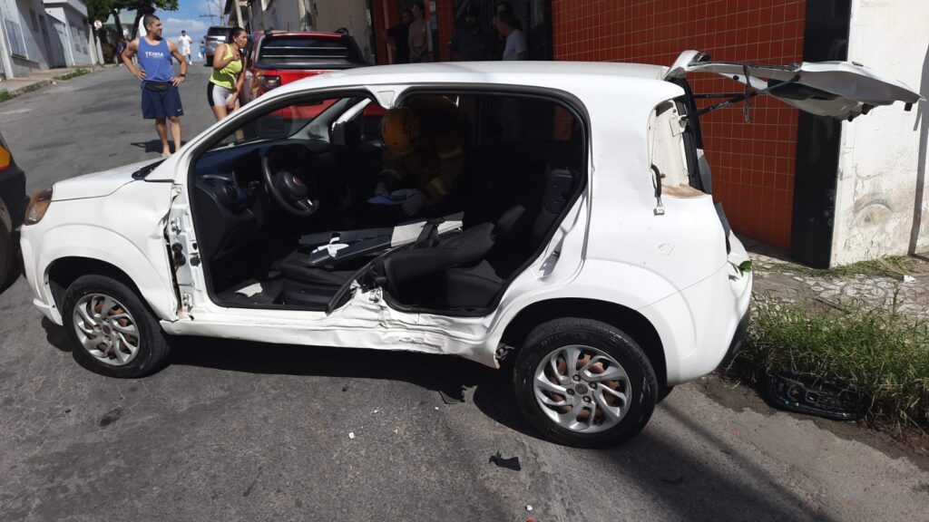 colisao-entre-dois-carros-deixa-uma-pessoa-ferida-no-bairro-laranjeiras-em-nova-serrana