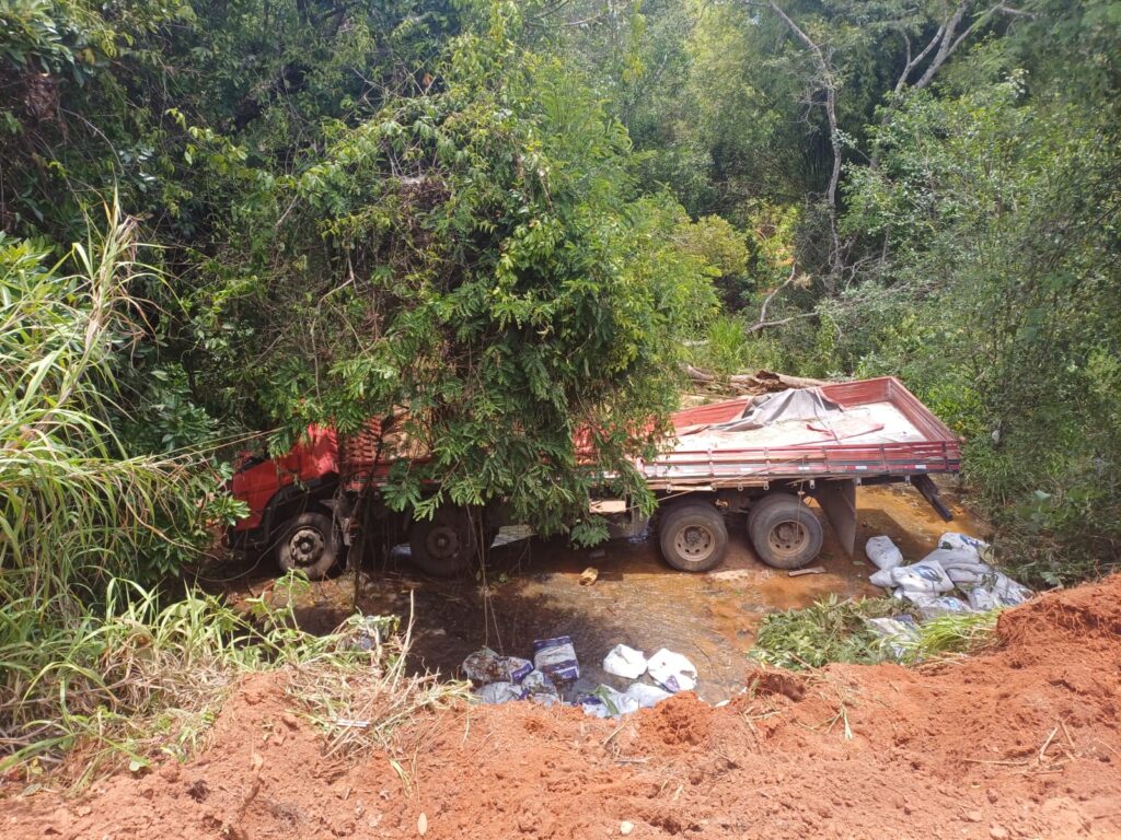 queda-de-caminhao-em-estrada-vicinal-da-br-354-deixa-uma-vitima-fatal-em-formiga