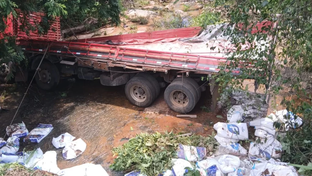 condutor-morre-apos-caminhao-cair-em-abismo-na-br-354,-em-formiga