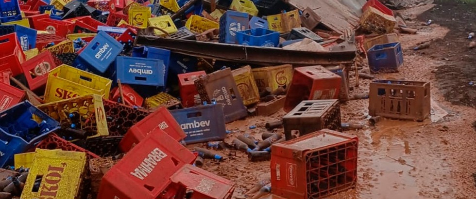 carreta-carregada-de-cerveja-tomba-e-interrompe-totalmente-a-br-262-entre-corrego-danta-e-campos-altos