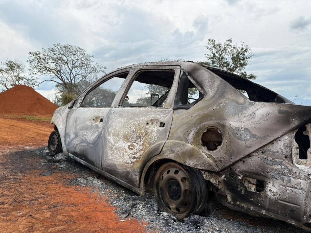 veiculo-fica-destruido-apos-incendio-na-zona-rural-de-formiga
