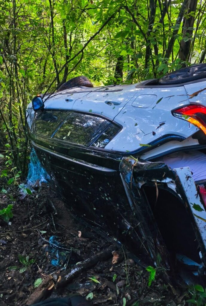 carro-capota-em-ribanceira-na-br-354-e-quatro-pessoas-ficam-feridas-em-formiga