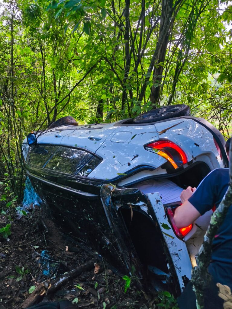 jeep-compass-despenca-em-abismo-na-br-354-em-formiga-e-deixa-tres-feridos-apos-motorista-perder-controle-na-curva