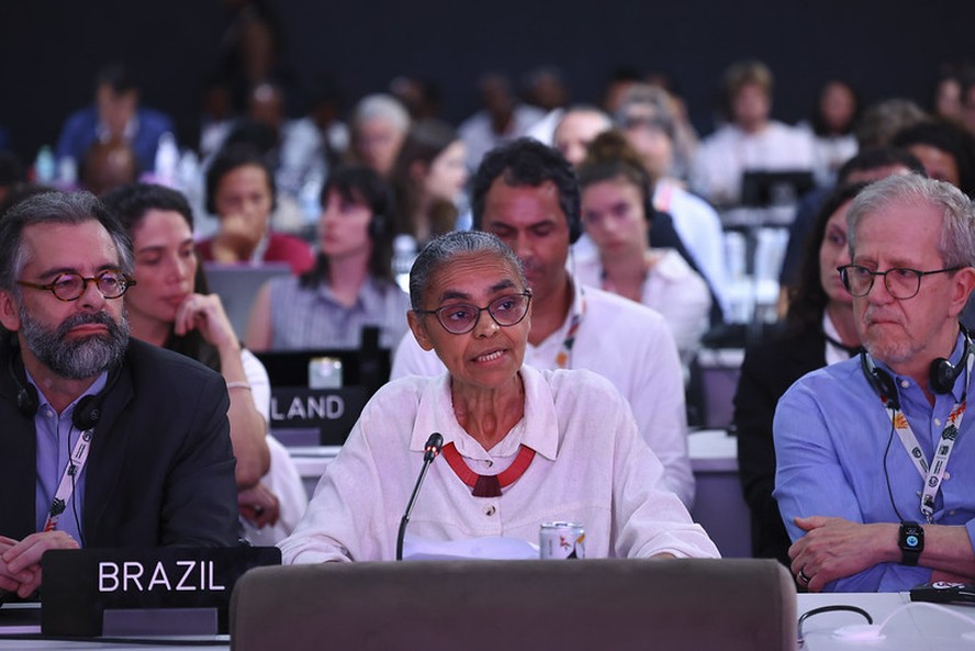 marina-silva-e-recebida-com-aplausos-na-cop30-e-se-emociona-em-discurso-que-para-plenaria-em-belem