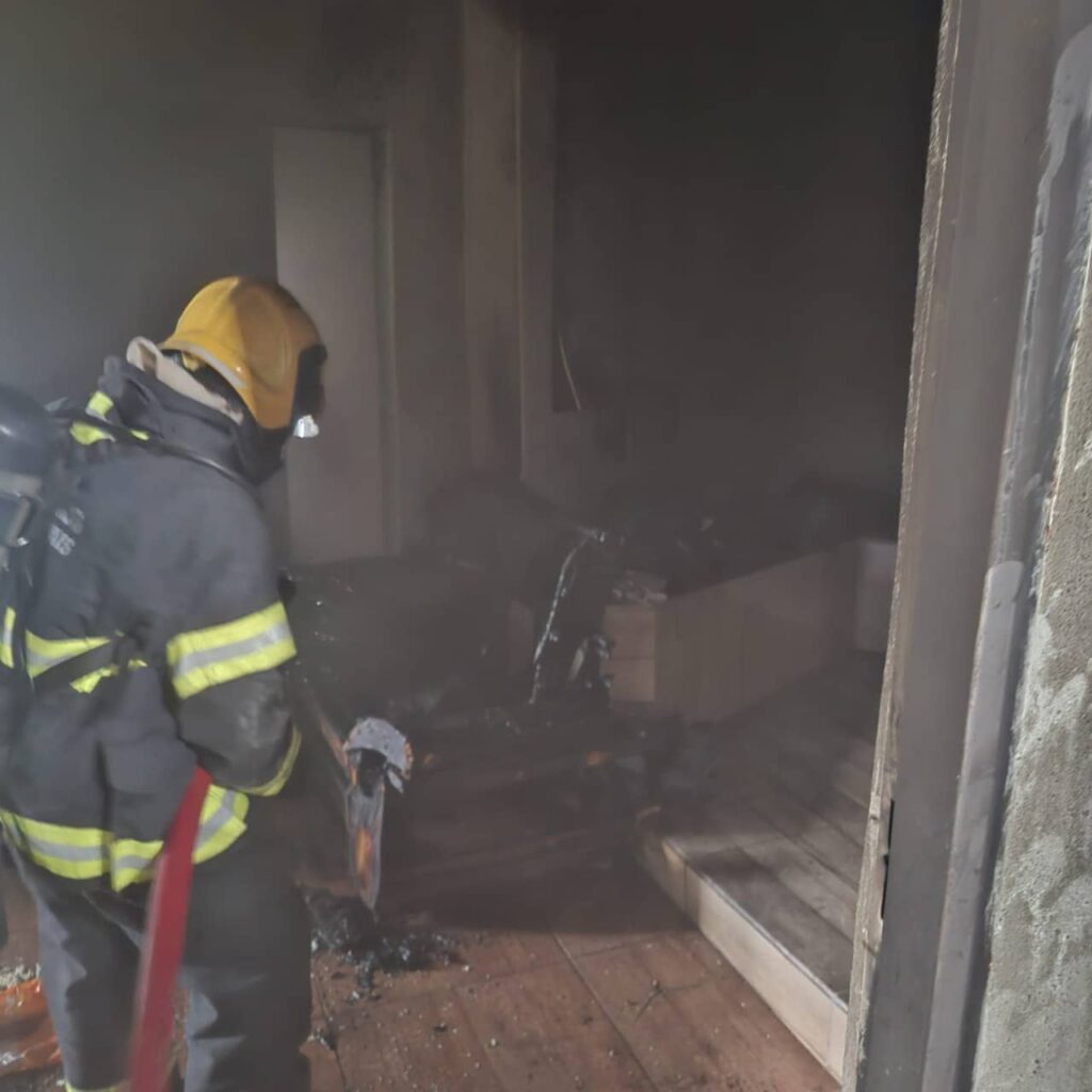 bombeiros-combatem-incendio-em-residencia-na-tarde-de-domingo-em-campo-belo