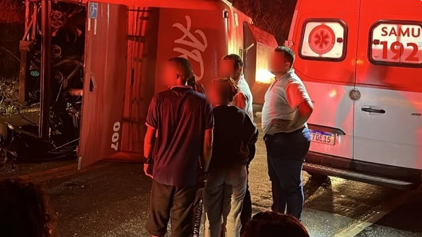 onibus-de-contagem-tomba-na-br-262-e-duas-mulheres-morrem-durante-retorno-de-excursao