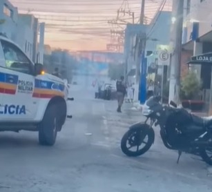 nova-serrana-tem-tarde-de-caos-com-fogos,-grupo-encapuzado-e-briga-entre-torcidas