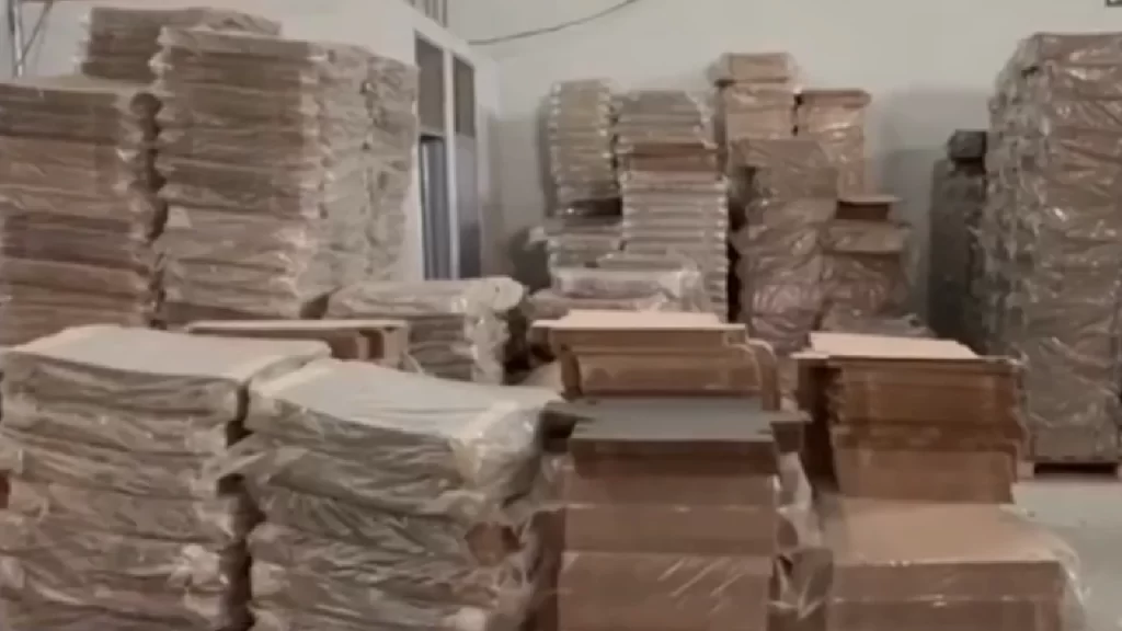 nova-serrana:-receita-apreende-meio-milhao-de-caixas-de-tenis-falsos-em-grafica