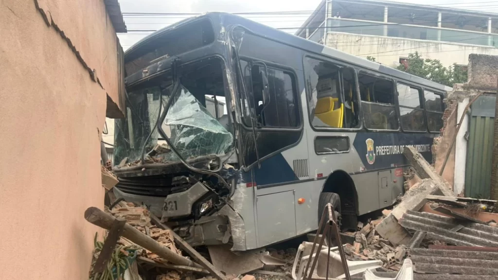 ‘foi-igual-uma-bomba’,-diz-moradora-apos-onibus-invadir-casas-em-bh