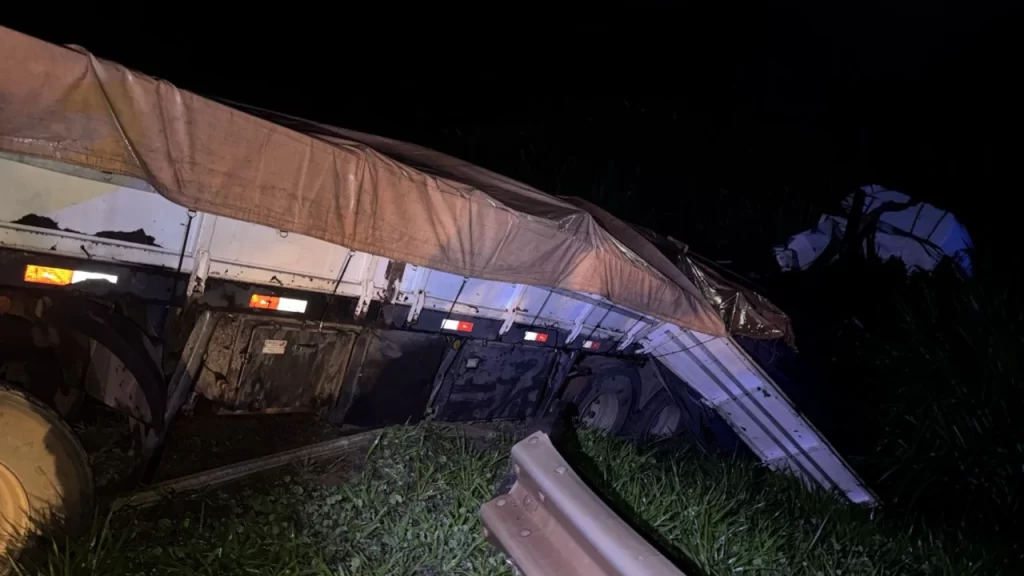 queda-de-carreta-em-abismo-deixa-condutor-com-ferimentos-leves-na-mg-050,-em-itauna