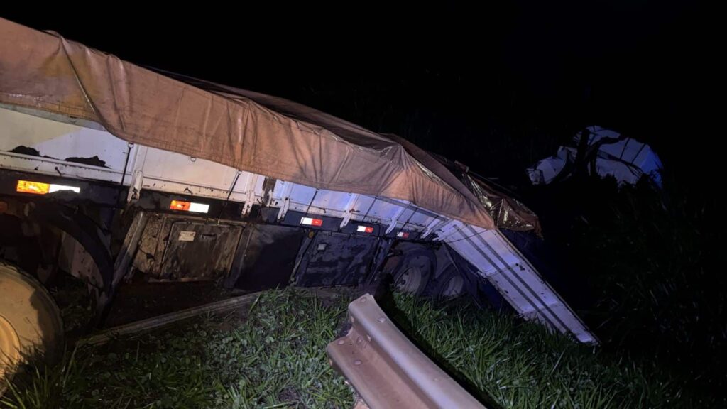 carreta-carregada-com-ferragens-perde-controle-e-despenca-em-abismo-na-mg-050
